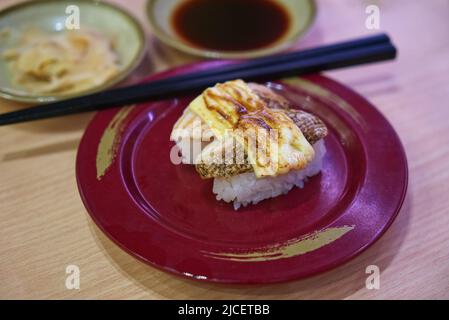 Garniture de sushi au ventre de saumon avec fromage grillé, sushi japonais au restaurant sur table. Banque D'Images