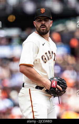 12 juin 2022 San Francisco CA, États-Unis San Francisco départ du pichet Carlos Rodon (16) sur le monticule pendant le match de la MLB entre les Dodgers de Los Angeles et les Giants de San Francisco. Les Giants ont gagné 2-0 à Oracle Park San Francisco Calif. Thurman James/CSM Banque D'Images