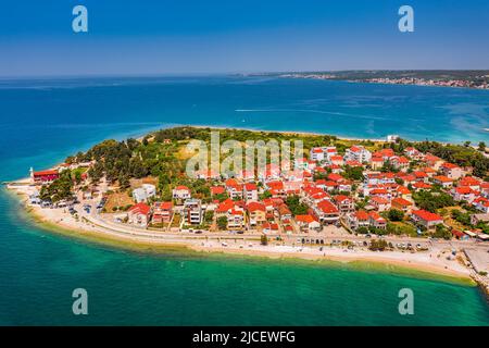 Zadar, Croatie - vue aérienne de la plage de Puntamika avec des toits rouges, ciel bleu clair et eau de mer Adriatique turquoise lors d'une journée ensoleillée d'été dans la ville o Banque D'Images