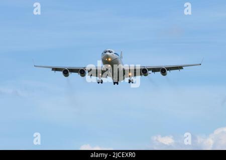 SAINT-PÉTERSBOURG, RUSSIE - le 02 JUIN 2022 : l'avion il-96-400 (RA-96104) s'approche de la piste de glisse dans le ciel bleu Banque D'Images