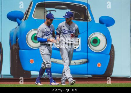 L'hitter désigné par les Dodgers de Los Angeles Chris Taylor (3) est vérifié par le gardien du centre des Dodgers de Los Angeles Cody Bellinger (35) après avoir frappé le mur Banque D'Images