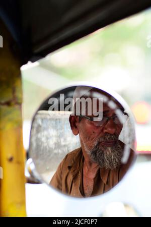 Un pilote indien de pousse-pousse-pousse à Bombay, en Inde. Banque D'Images