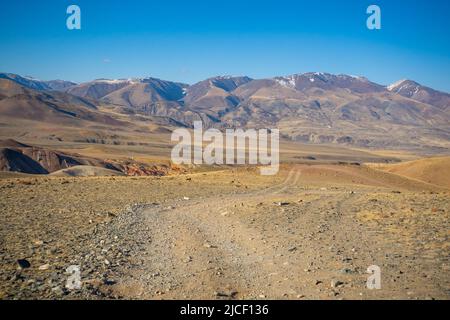 Route dans la vallée de Kyzyl-Chin ou la vallée de Mars avec fond de montagne en Altaï, Sibérie, Russie. Banque D'Images