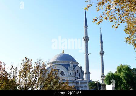 Mosquée Dolmabahçe près du détroit du Bosphore à Beyogiu / Besiktas, Istanbul, Turquie. Banque D'Images