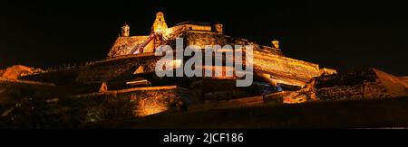 Vue panoramique de nuit sur le château illuminé San Felipe de Barajas, Cartagena, Colombie Banque D'Images