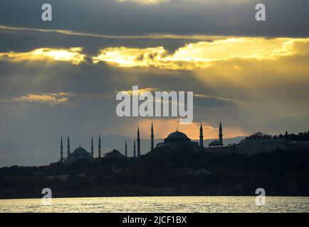 Un coucher de soleil romantique au-dessus de la mosquée bleue vue de la rive asiatique d'Istanbul, en Turquie. Banque D'Images