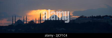 Un coucher de soleil romantique au-dessus de la mosquée bleue vue de la rive asiatique d'Istanbul, en Turquie. Banque D'Images