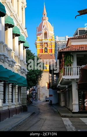 Vue sur la tour de l'horloge de la cathédrale de Carthagène avec un ciel bleu à travers une étroite rue à l'ombre, Cartagena, Colombie, patrimoine mondial de l'UNESCO Banque D'Images