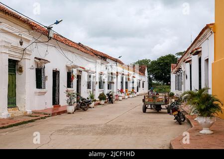 Rue typique et bâtiments blancs historiques de Santa Cruz de Mompox, Colombie, Patrimoine mondial Banque D'Images