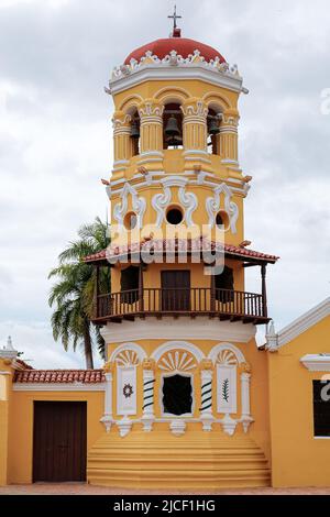 Tour d'église d'Iglesia de Santa Bárbara (église de Saint Barbara) à Santa Cruz de Mompox, Colombie, Patrimoine mondial Banque D'Images