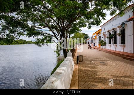 Promenade sur la rivière avec des maisons historiques typiques, arbres à Santa Cruz de Mompox, Colombie, patrimoine mondial Banque D'Images