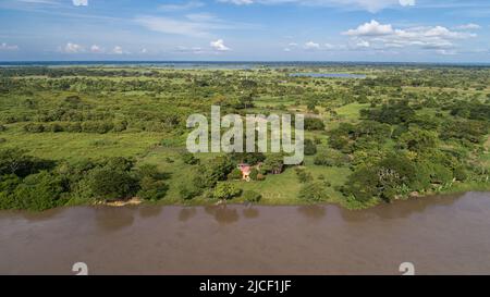 Vue aérienne du paysage vert et de la rivière près de Santa Cruz de Mompox, Colombie, Patrimoine mondial Banque D'Images