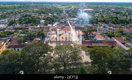 Vue aérienne rapprochée de la ville historique de Santa Cruz de Mompox et de l'église de Sainte Barbara à Magdalena Banque D'Images