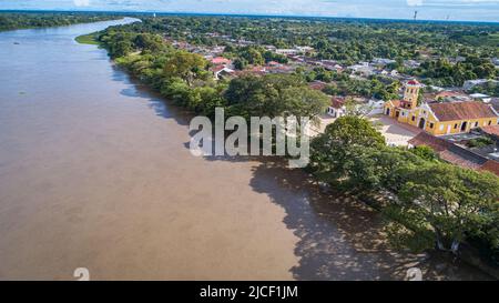 Vue aérienne rapprochée de la ville historique de Santa Cruz de Mompox et de l'église de Sainte Barbara à Magdalena Banque D'Images