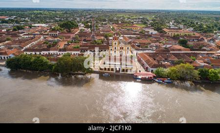 Vue aérienne rapprochée de la ville historique de Santa Cruz de Mompox et de l'église de Sainte Barbara à Magdalena Banque D'Images