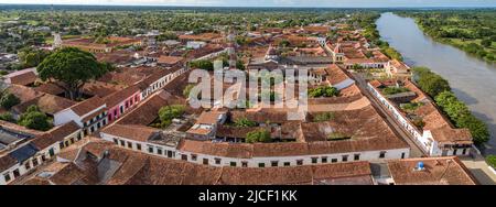 Vue panoramique aérienne de la ville historique de Santa Cruz de Mompox et de la rivière Magdalena en plein soleil Banque D'Images