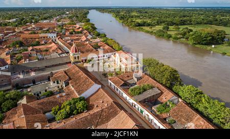 Vue aérienne de la ville historique de Santa Cruz de Mompox et de la rivière en plein soleil Banque D'Images