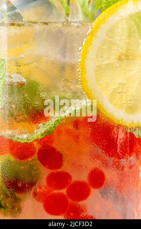 Mojito à la fraise et au boba Banque D'Images