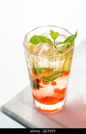 Mojito à la fraise et au boba Banque D'Images