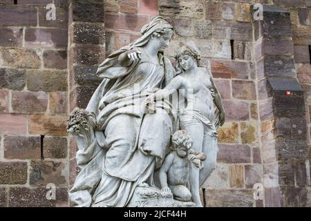 Donaueschingen, Allemagne - 22 novembre 2021: Sculpture au printemps du Danube: Mère Baar montre à sa fille le Danube le chemin. Banque D'Images