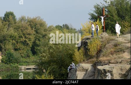 Uman, Ukraine. 21th de septembre 2017. Les pèlerins juifs prient par le lac sacré près d'une statue de Jésus Christ crucifié. Banque D'Images