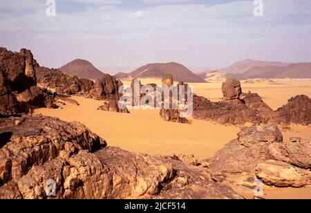 Bordure de l'escarpement de grès, paysage désertique du Sahara, Parc national de Tassili n'Ajjer, près de Djanet, Algérie, Afrique du Nord 1973 Banque D'Images