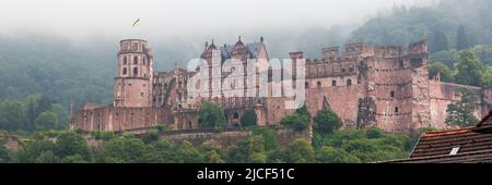 Heidelberg, Allemagne - 26 août 2021 : panorama du palais de Heidelberg avec brouillard. Château romantique et mystérieux. Banque D'Images