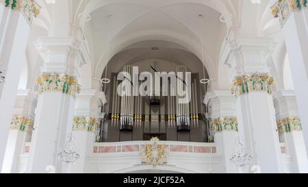 Heidelberg, Allemagne - 26 août 2021 : orgue à l'intérieur de l'église catholique des Jésuites (Jésuitenkirche Heiliger Geist und St. Ignatius). Banque D'Images