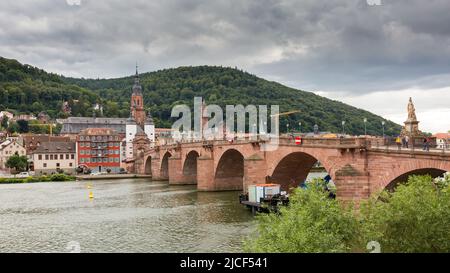 Heidelberg, Allemagne - 26 août 2021 : Panorama avec l'ancien pont (Alte Brücke). En arrière-plan l'église de l'esprit Saint. Banque D'Images
