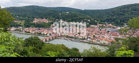 Heidelberg, Allemagne - 26 août 2021 : vue panoramique en grand angle sur la ville de Heidelberg. Avec le château de Heidelberg et le vieux pont. Banque D'Images