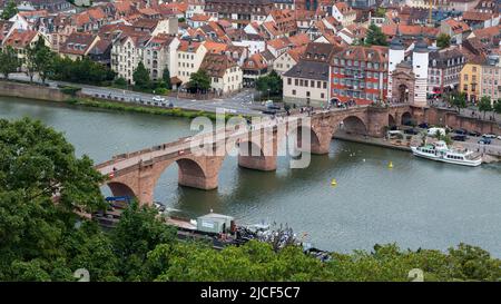 Heidelberg, Allemagne - 26 août 2021 : vue sur l'Alte Brücke (ancien pont). Un point de repère de Heidelberg. Banque D'Images