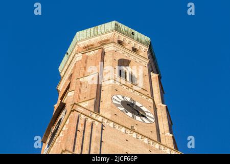 Munich, Allemagne - 14 janvier 2022 : gros plan d'une flèche haut de la Frauenkirche (cathédrale de notre chère dame). Banque D'Images