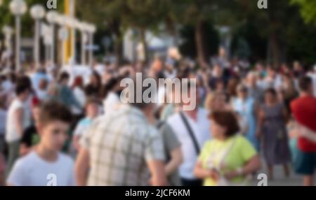 Arrière-plan flou avec scène défocuée de ville moderne avec foule de personnes méconnaissables. Banque D'Images