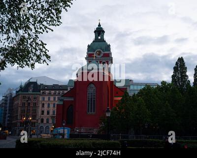 Église rouge dans la soirée à Stockholm, Suède. Banque D'Images