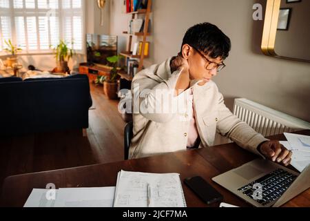 Homme asiatique sérieux travaillant en ligne Banque D'Images