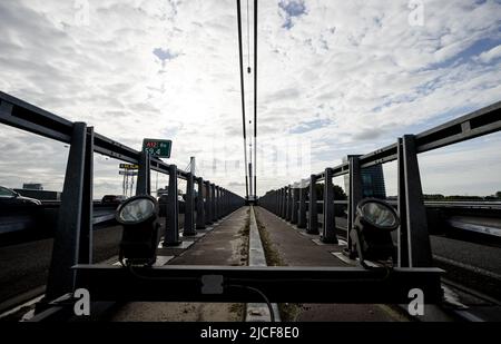 2022-06-13 08:21:00 UTRECHT - câbles en acier sur le pont Galecopper au-dessus du canal Amsterdam-Rhin sur l'autoroute A12. Les câbles sont remplacés lors des travaux d'entretien. Par la présente, un système de contrôle de trajectoire est adapté à une limite de vitesse réduite. ANP SEM VAN DER WAL pays-bas sortie - belgique sortie Banque D'Images