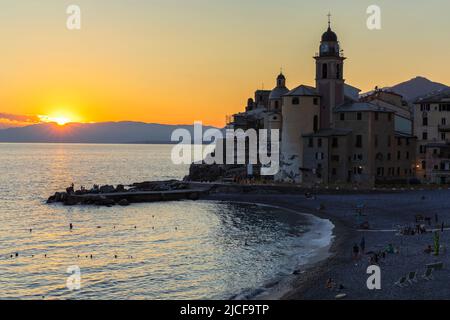 Plage de Camogli, Rivera di Levante, province de Gênes, Ligurie, Italie Banque D'Images