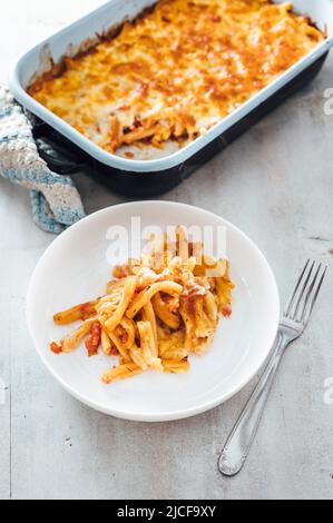 Cocotte avec pâtes cuites à la sauce tomate et fromage mozzarella Banque D'Images