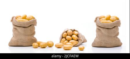 Pommes de terre dans un sac de jute isolé sur fond blanc Banque D'Images