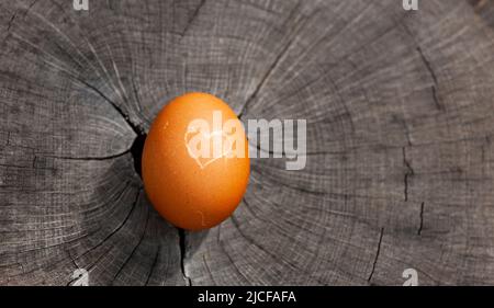 Oeuf avec coeur sur une table en bois Banque D'Images