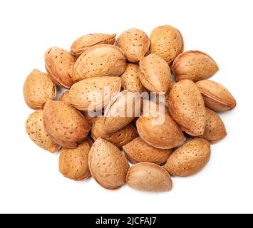 Amandes en coquille isolées sur fond blanc Banque D'Images