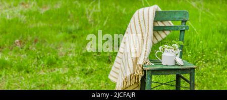 Décoration avec une vieille chaise et une cafetière dans un jardin naturel Banque D'Images