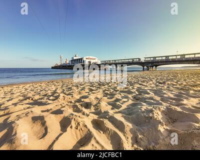 ROYAUME-UNI. 12th juin 2022. Bournemouth, Royaume-Uni. Dimanche 12 juin 2022. Coucher de soleil sur la plage et la jetée de Bournemouth à Dorset alors que le temps se dissipe enfin. Credit: Thomas Faull/Alamy Live News Banque D'Images