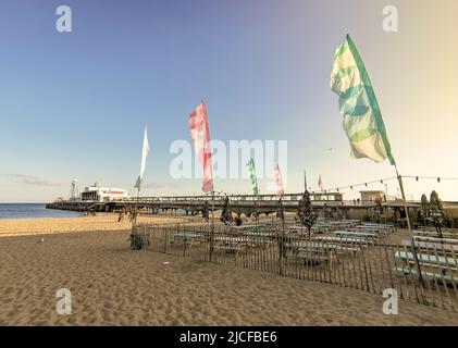 Bournemouth, Royaume-Uni. 12th juin 2022. Bournemouth, Royaume-Uni. Dimanche 12 juin 2022. Coucher de soleil sur la plage et la jetée de Bournemouth à Dorset alors que le temps se dissipe enfin. Credit: Thomas Faull/Alamy Live News Banque D'Images