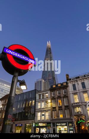 Angleterre, Londres, Southwark, London Bridge, Borough High Street, Panneau souterrain et le Shard à Dusk Banque D'Images