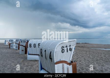 Allemagne, Schleswig-Holstein, Eckernförder Bucht, plage de sable près de Surendorf, chaises de plage Banque D'Images