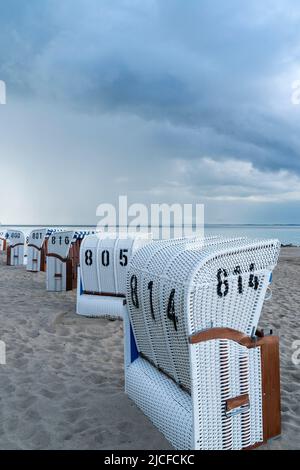 Allemagne, Schleswig-Holstein, Eckernförder Bucht, plage de sable près de Surendorf, chaises de plage Banque D'Images