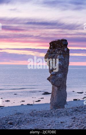 Roche rugueuse dans la réserve naturelle de Langhammars, lumière du soir, Suède, île de Farö Banque D'Images