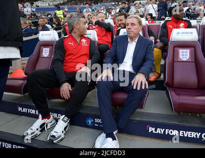 Harry Redknapp, directeur de l'Angleterre (à droite) avec l'entraîneur Robbie Williams avant le match de l'aide au football pour l'UNICEF au stade de Londres, à Londres. Date de la photo: Dimanche 12 juin 2022. Banque D'Images