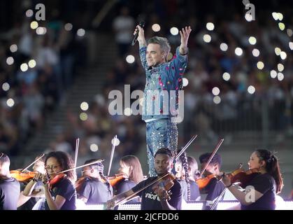 Robbie Williams se produit à mi-temps pendant le match de football de l'UNICEF au London Stadium, à Londres. Date de la photo: Dimanche 12 juin 2022. Banque D'Images